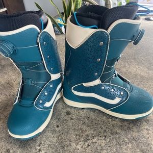 Women’s Vans snowboard boots